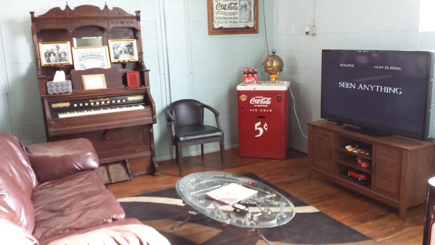 The lounge at Pete’s with a leather couch, organ and vintage drink machine